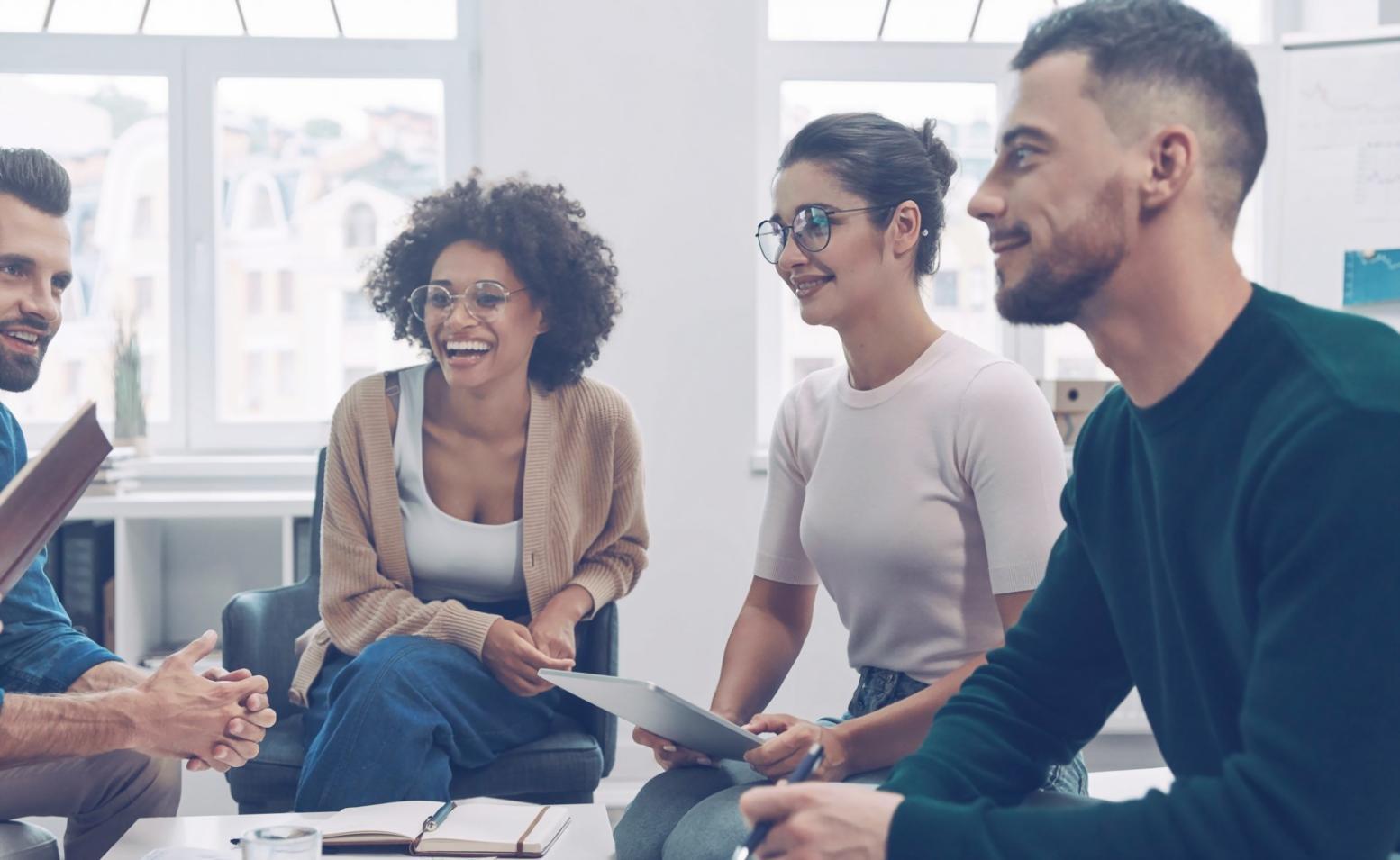 Finanzanalysten bei der Zusammenarbeit an Modellierungsprojekten