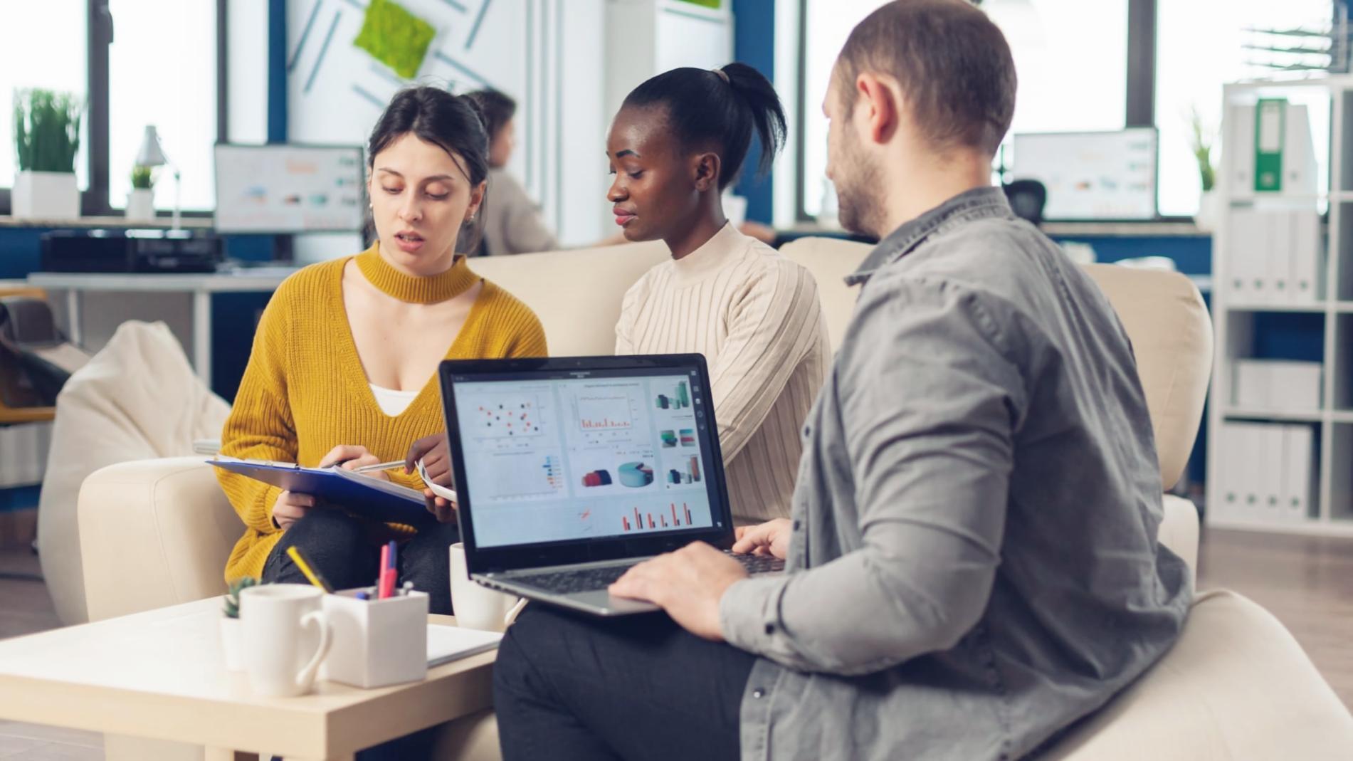 Team bei einer interaktiven Schulungssession zur Finanzmodellierung