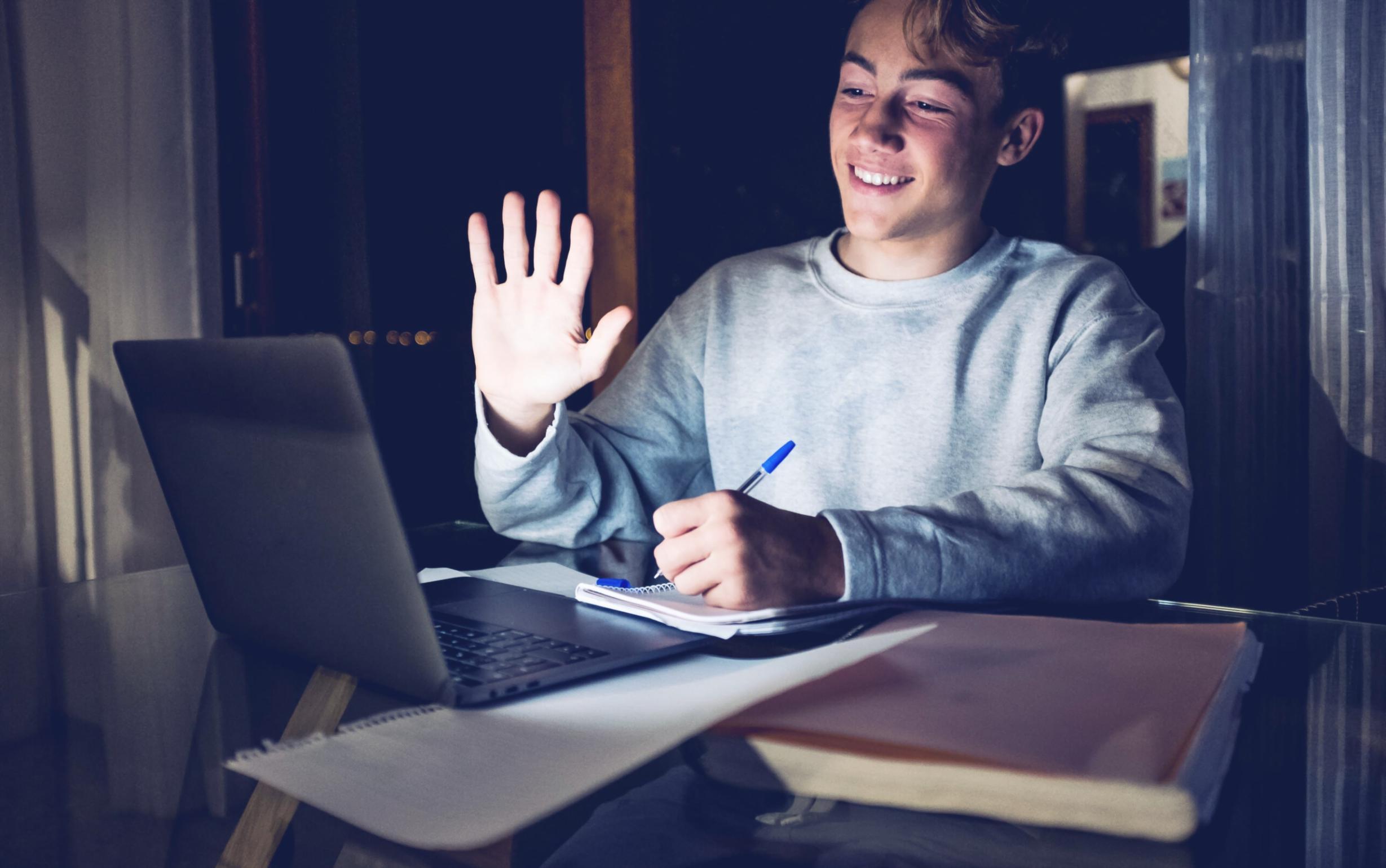 Teilnehmer arbeitet an Finanzmodellen am Computer